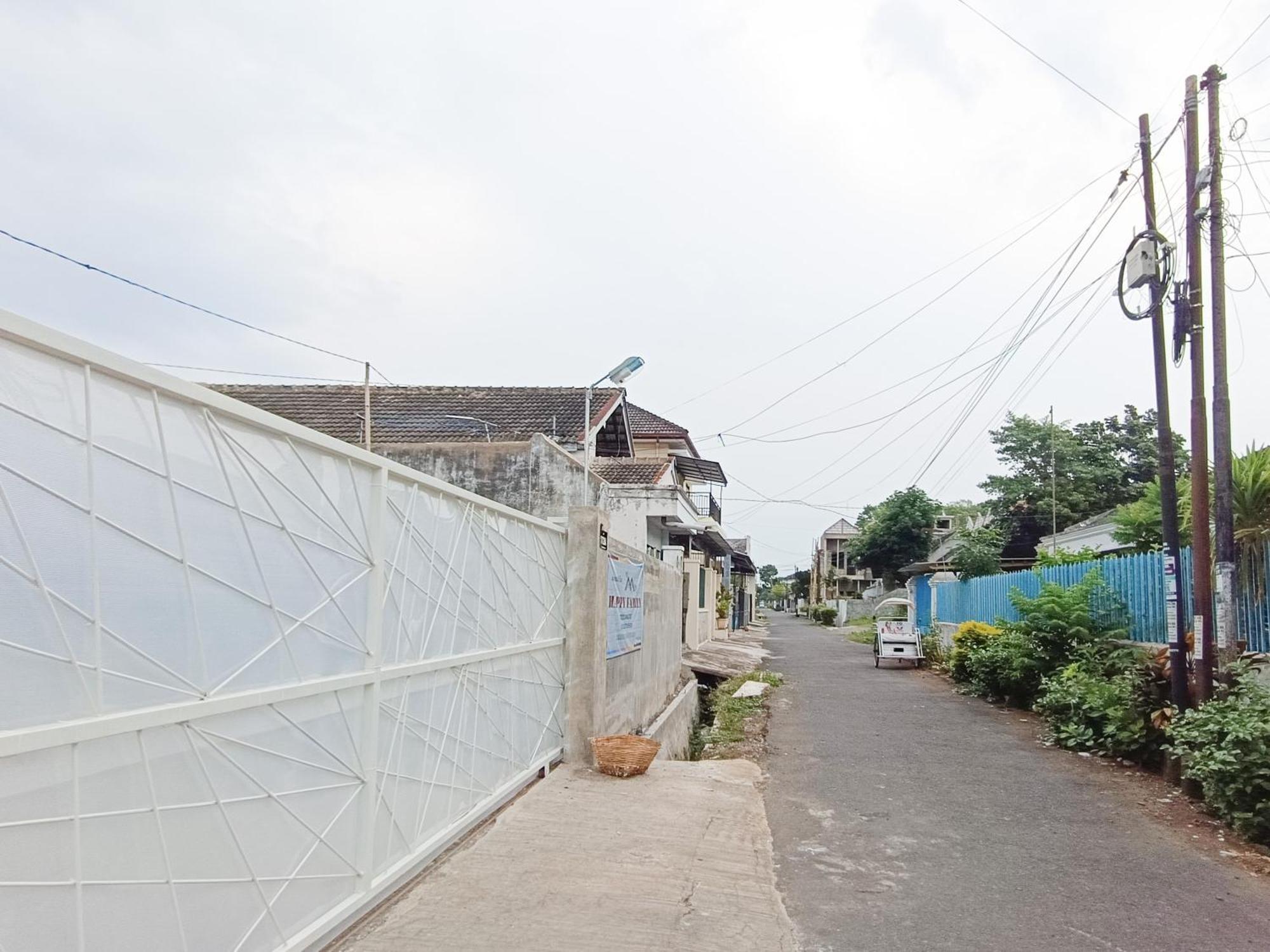 Happy Family Homestay Jember Mitra Reddoorz Dış mekan fotoğraf