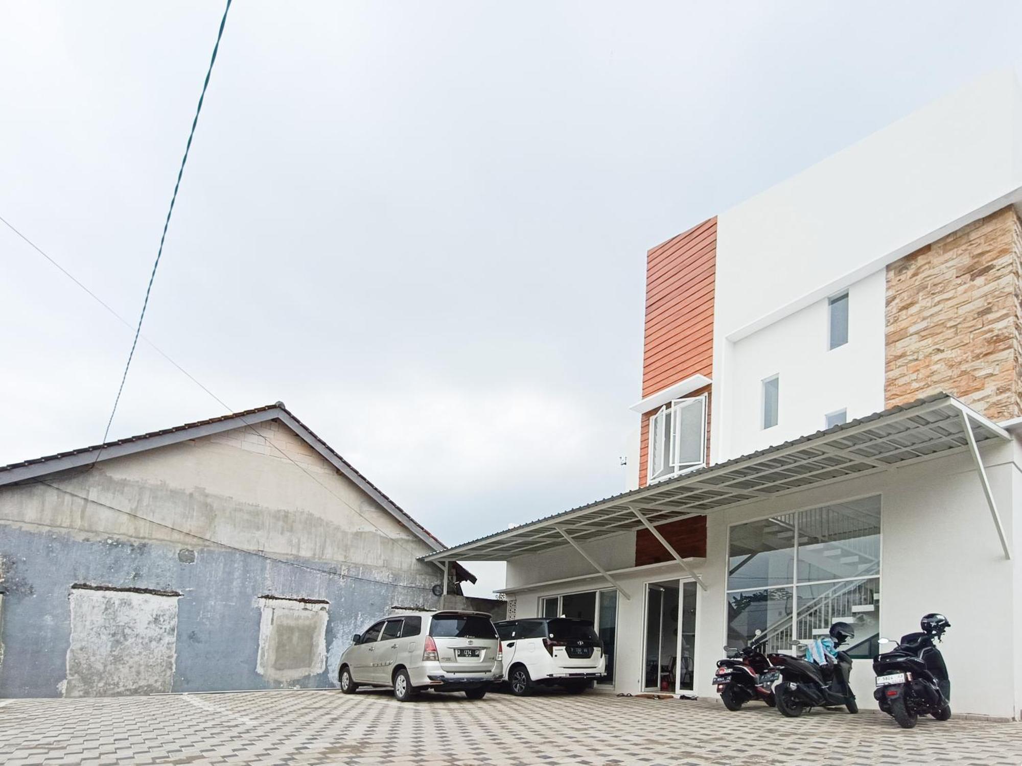 Happy Family Homestay Jember Mitra Reddoorz Dış mekan fotoğraf